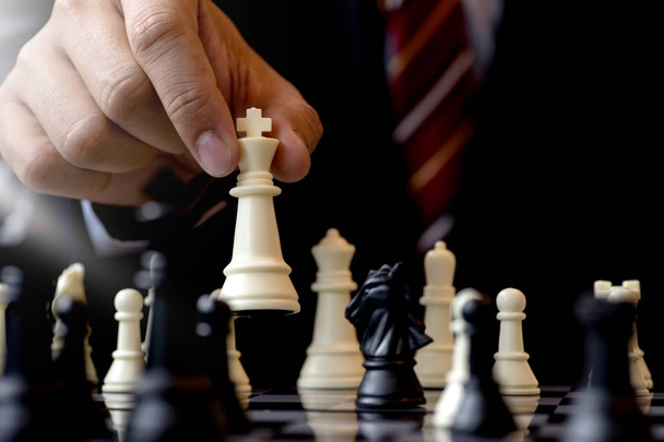 İşadamı Satranç King satranç çökmesine parça beyaz devirmek rakip kavramı iş stratejisi kazanmak için kullanın - Fotoğraf, Görsel