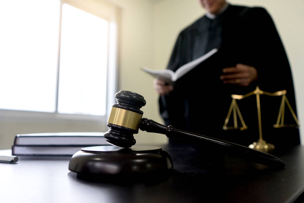 Richter feilschen mit Justizwacheanwälten Kläger oder Beklagter Treffen in Kanzlei im Hintergrund. Rechtsbegriff. - Foto, Bild