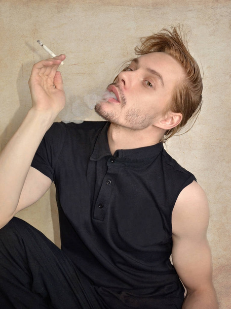 retrato de un joven con un cigarrillo - Foto, Imagen