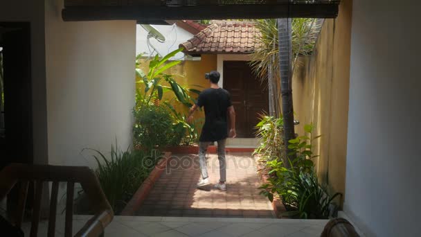 Jonge man gebruikt een vr bril thuis in de tuin - Video