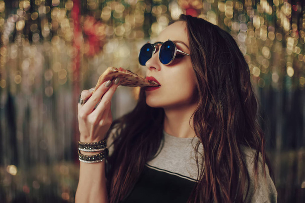 Girl eating tasty pizza - Foto, afbeelding