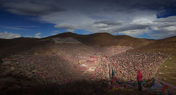 Με θέα στο ΙΝΣΤΙΤΟΥΤΟ ΒΟΥΔΙΣΤΩΝ Seda Sichuan της Κίνας - Φωτογραφία, εικόνα