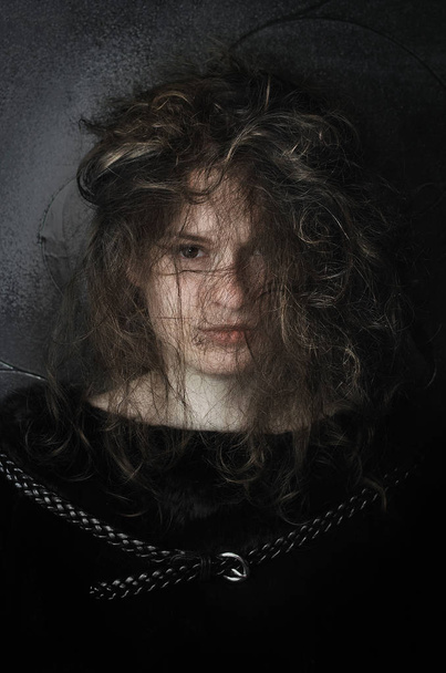 karanlık bir odada tousled kadın - Fotoğraf, Görsel