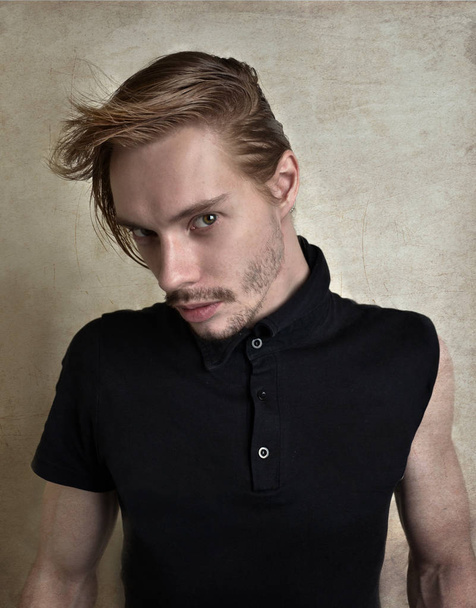 портрет молодого человека в винтажном стиле
 - Фото, изображение
