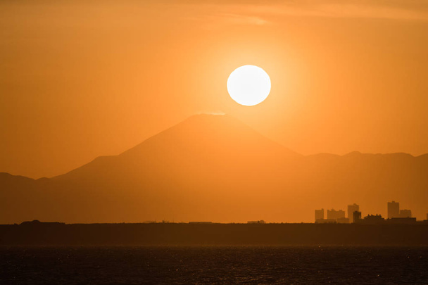 Diamond Fuji, Вид на заходящее солнце, встречающееся на вершине горы. Фудзи
 - Фото, изображение