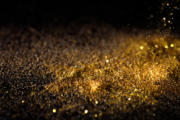 Posypat zlatý prach na černém pozadí s kopií prostor - Fotografie, Obrázek