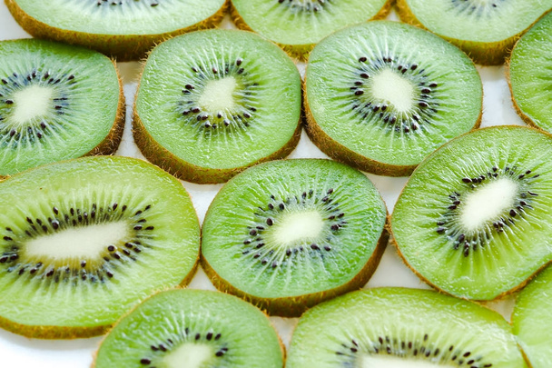 frische Kiwi-Früchte grün auf weißem Hintergrund - Foto, Bild