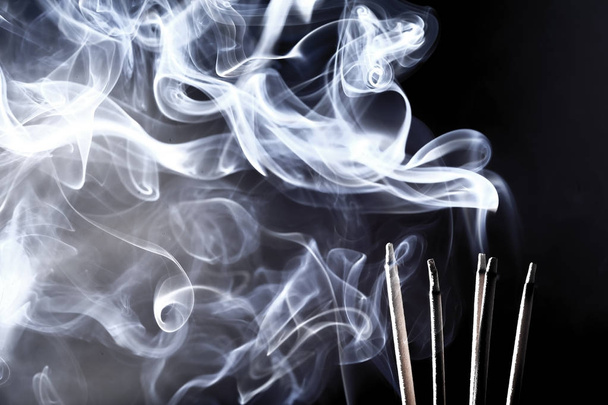 Abstract background of smoke from incense stinging on a black background - Фото, зображення