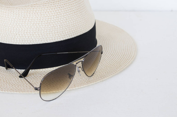 καπέλο με μάτι γυαλιά ηλίου μόδας γυναίκα τρόπο ζωής για να χαλαρώσετε σε λευκό φόντο - Φωτογραφία, εικόνα