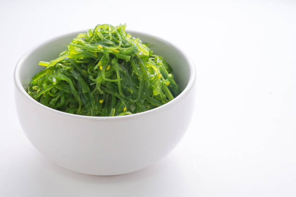 Hiyashi Wakame Chuka ou salada de algas em tigela sobre fundo branco, comida japonesa
 - Foto, Imagem