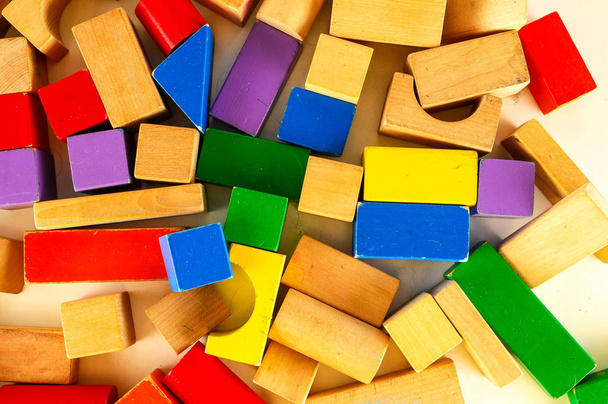 Gros plan sur les blocs de jouets en bois colorés
 - Photo, image