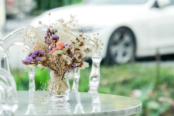 váza üveg gyönyörű szárított virággal díszített márvány tábla. - Fotó, kép