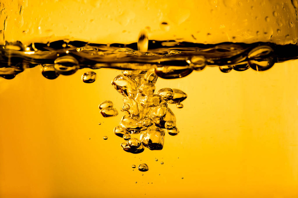 Buborékok a víz, olaj, arany gyönyörű absztrakt háttér - Fotó, kép