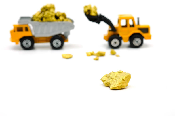 Minería de oro con camión volquete y excavadora sobre fondo blanco
 - Foto, Imagen