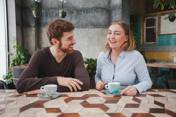 Χαρούμενο ζευγάρι έχοντας καφέ - Φωτογραφία, εικόνα