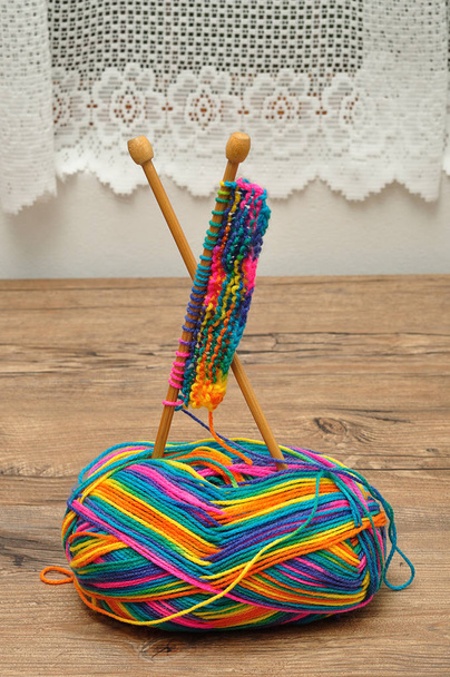 Uma bola de lã com agulhas de tricô
  - Foto, Imagem