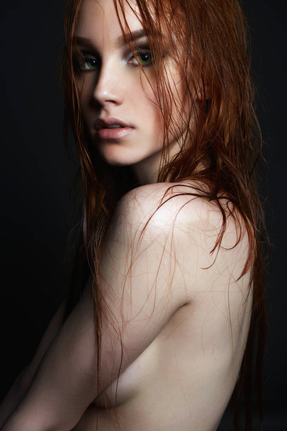 sexy krásná mladá žena s mokrými vlasy - Fotografie, Obrázek