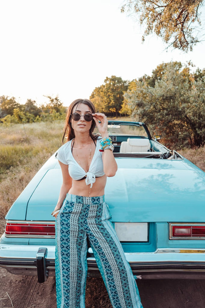 Mädchen posiert auf einem Hintergrund-Cabriolet - Foto, Bild