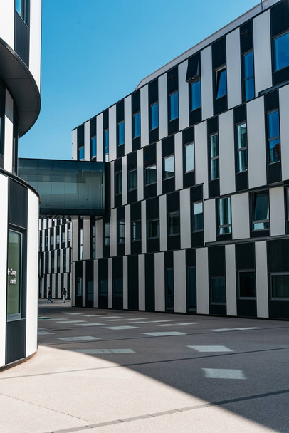 A Bécsi Egyetem épületében modern építészet - Fotó, kép