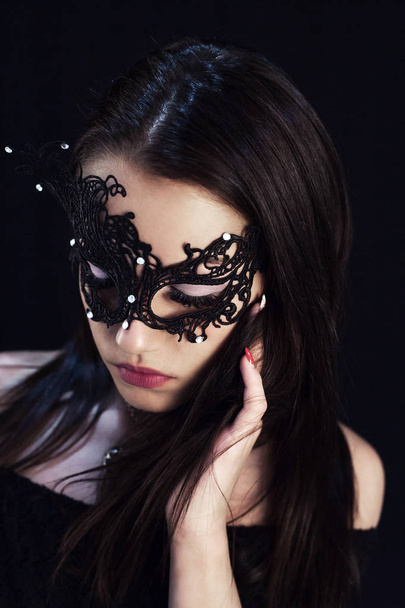 jovem mulher mística posando em máscara
 - Foto, Imagem