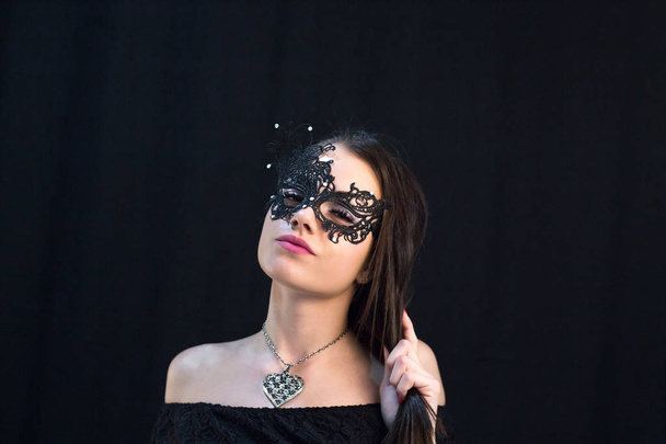 fiatal misztikus nő pózol maszk - Fotó, kép