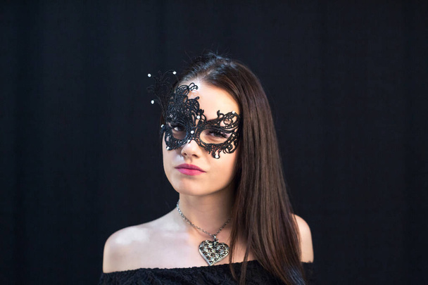 junge mystische Frau posiert in Maske - Foto, Bild