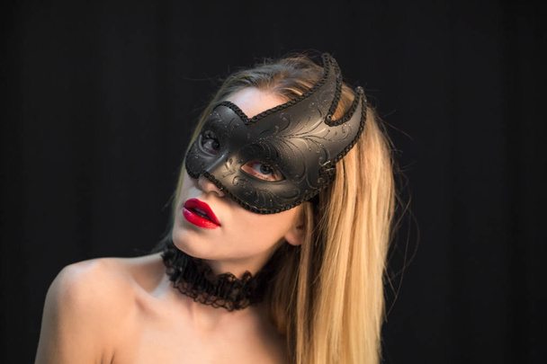 Молодая Мистическая женщина позирует в маске
 - Фото, изображение