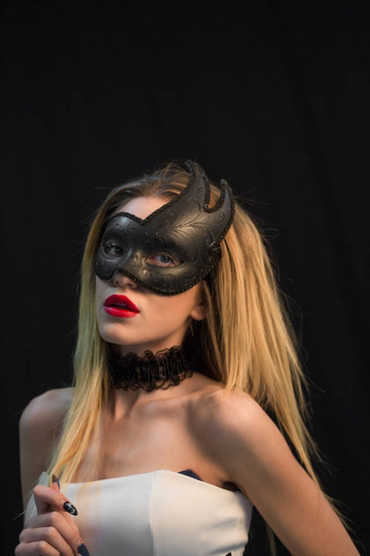 junge mystische Frau posiert in Maske - Foto, Bild