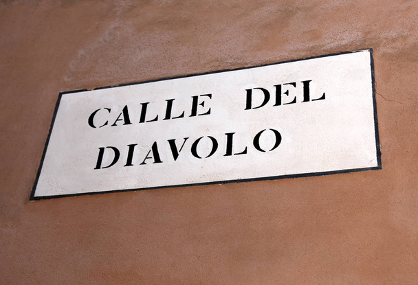Panneau de signalisation vénitienne avec texte Calle del Diavolo qui signifie rue
 - Photo, image