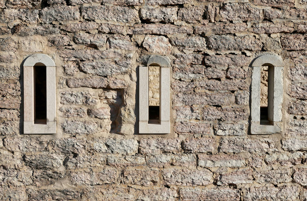 trois petites fenêtres d'un ancien bâtiment
 - Photo, image
