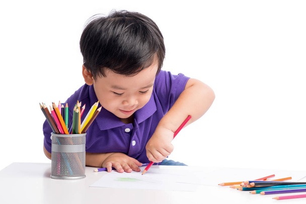 Kalemlerle resim yapan küçük çocuk. - Fotoğraf, Görsel