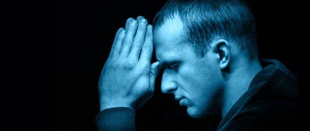mladý muž se modlí - Fotografie, Obrázek