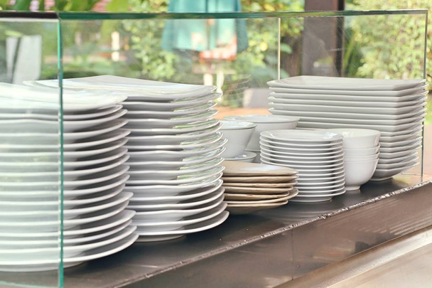 pila de platos blancos
  - Foto, Imagen