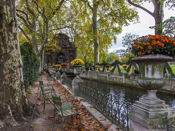 Париж, Франція, на 30 жовтня 2017 року. Осінній міського пейзажу. Виявилося жовтий дерев мальовничому кадр в Медічі фонтан в Люксембурзький сад - Фото, зображення