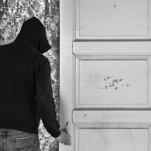 Hombre saliendo por la puerta
 - Foto, Imagen