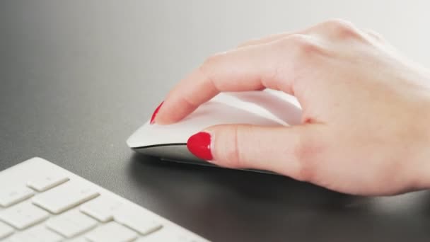 女性はコンピューターのマウスを使用して。クローズ アップ。赤の叙事詩のショット - 映像、動画