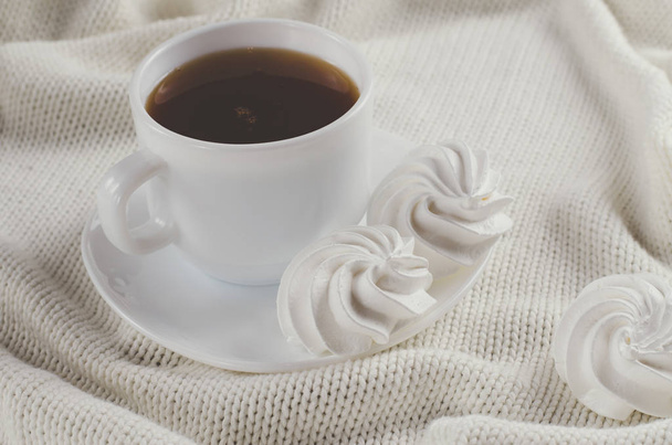Délicieux biscuits meringues et tasse de thé chaud
. - Photo, image