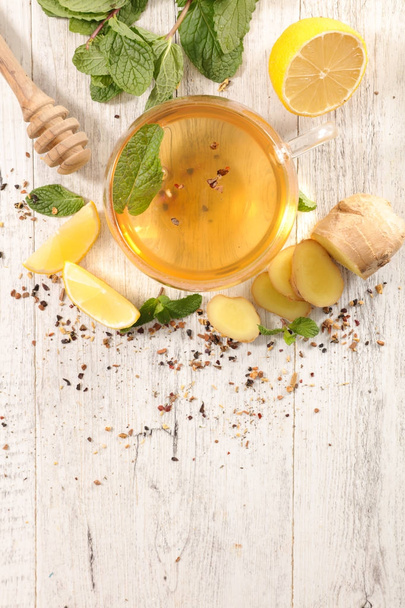 got cup with tea with lemon and ginger - Foto, Bild