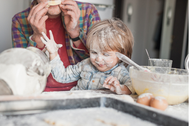 padre e hijo divirtiéndose con harina en la cocina
 - Foto, imagen
