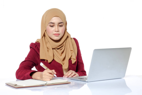 Dizüstü bilgisayar önünde oldukça Asya hijap kadın portresi. Bulanık resim - Fotoğraf, Görsel