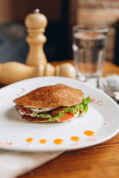 Pfannkuchen-Burger mit Speck und Tomaten - Foto, Bild