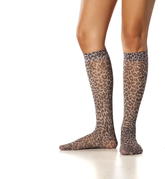 Térd magas leopárd nyomtatott nylon zoknit a női lábak - Fotó, kép