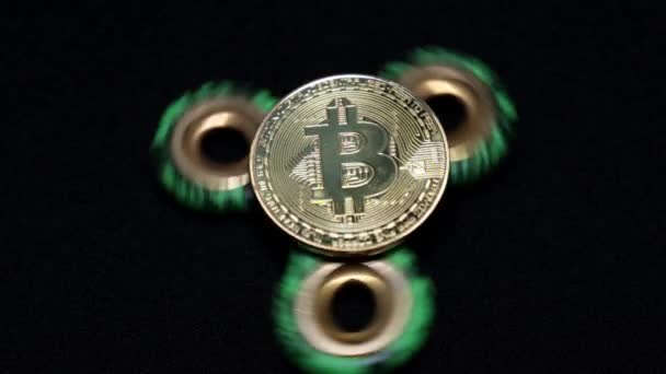 Rotační hračka spiner a bitcoin zlaté mince. - Záběry, video
