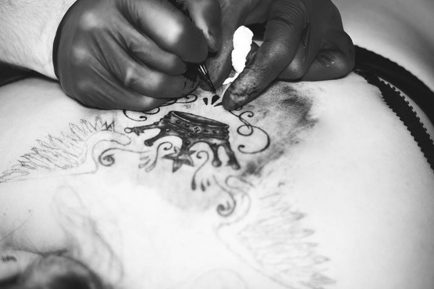 master tatuaggio donna sulla schiena
 - Foto, immagini