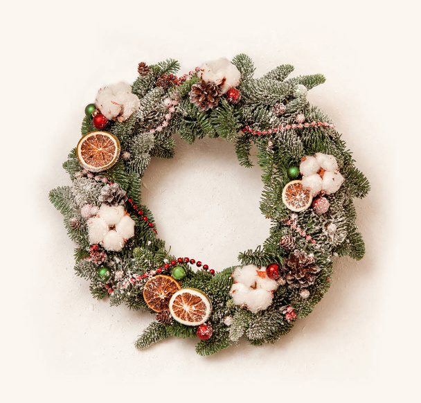 Noel çelenk ile pamuk çiçekli kırmızı parlak boncuk ve - Fotoğraf, Görsel