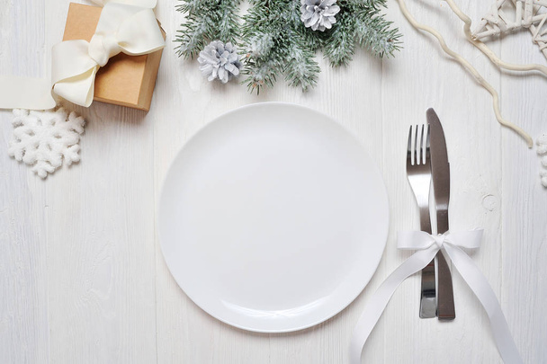 Χριστουγεννιάτικο τραπέζι ρύθμιση σε λευκό ξύλινο τραπέζι. Χριστουγεννιάτικη κάρτα πρότυπο με χώρο για το κείμενό σας, το top view - Φωτογραφία, εικόνα