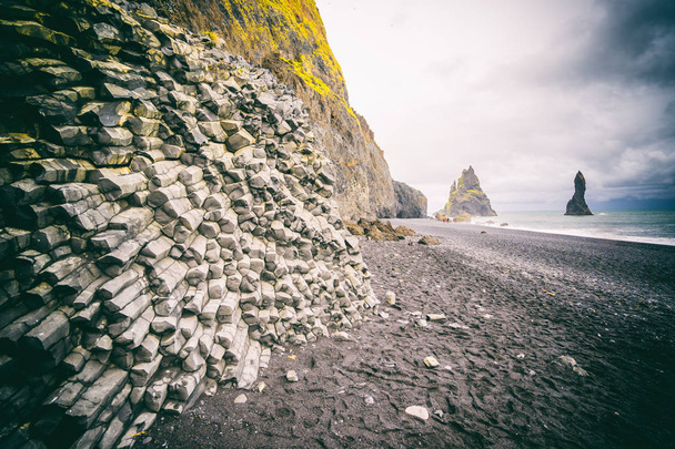 Praia de Reynisfjara em Vik, Islândia
 - Foto, Imagem