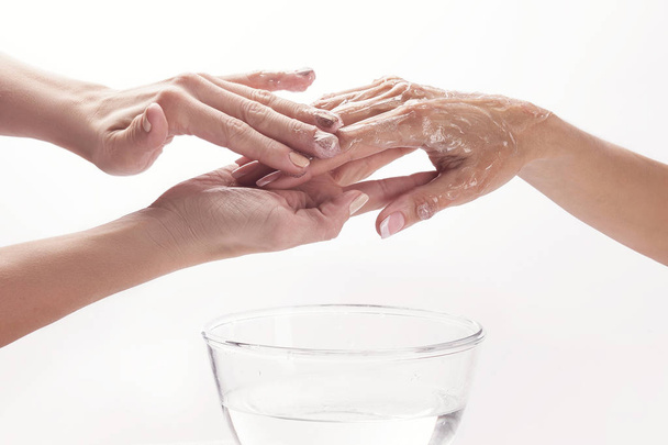 salón de belleza, la aplicación de crema hidratante en las manos y masajes
 - Foto, imagen