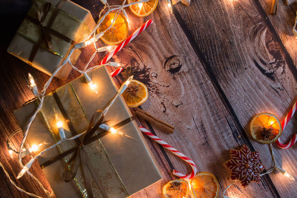 Cornice natalizia con luci, ornamenti, caramelle e decorazioni. Spazio libero
 - Foto, immagini