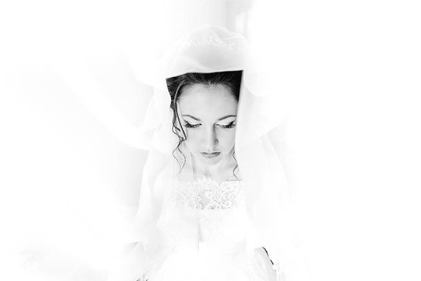 Красивое лицо невесты, у которой красивая прическа
 - Фото, изображение